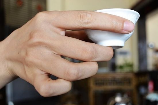 女士喝茶的手勢(shì)，女人正確喝茶手勢(shì)姿勢(shì)圖