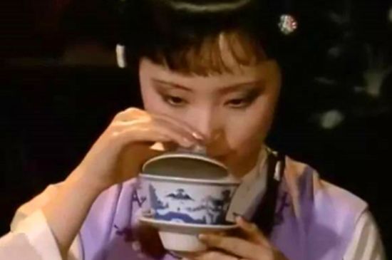 女士喝茶優(yōu)雅姿勢，女士正確喝茶姿勢禮儀