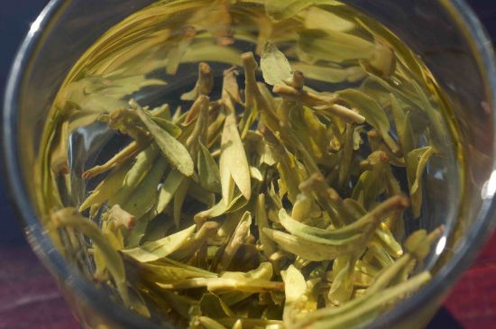 安吉白茶冷藏好還是冷凍好？這個(gè)需要根據(jù)存放時(shí)間來(lái)選擇