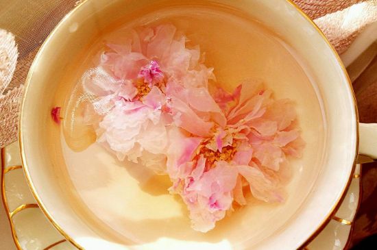 玫瑰花茶的功效與作用，堅(jiān)持喝一個(gè)月玫瑰花茶會(huì)怎樣？