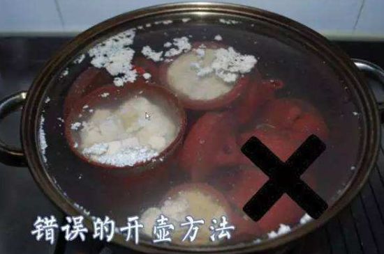 開壺放豆腐是錯(cuò)誤的，新買的紫砂壺正確開壺建議