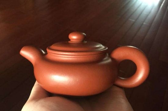 朱泥<a href=http://www.laithaiofkirkland.com/chaju/zisha/ target=_blank class=infotextkey>紫砂壺如何開壺</a>，朱泥壺日常泡茶養(yǎng)護(hù)