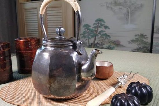 銀壺泡茶后為什么會變黑，銀壺內(nèi)膽發(fā)黑怎么辦