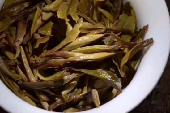 老白茶上火還是去火？夏季喝煮的老白茶會(huì)容易上火！