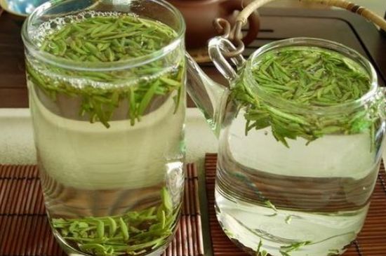 竹葉青和雀舌哪個貴，竹葉<a href=http://www.laithaiofkirkland.com/fenlei/wulongcha/ target=_blank class=infotextkey>青茶</a>貴嗎？