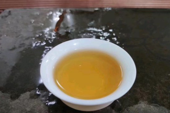 新舊白茶怎么區(qū)分，怎么分辨白茶是新還是舊