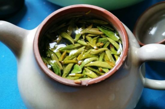 龍井茶放二年了能喝嗎，過(guò)期龍井茶的妙用！