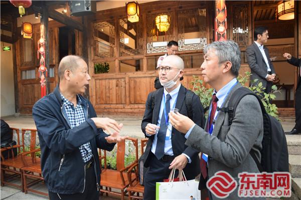 傳統(tǒng)茉莉花茶窨制工藝非物質(zhì)文化遺產(chǎn)項(xiàng)目代表性傳承人王德星（左一）向外國(guó)駐華使節(jié)介紹福州茉莉花茶